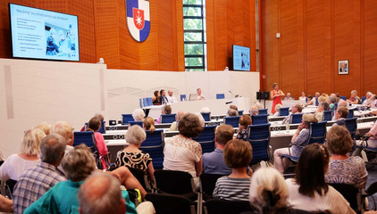 Blick über die besetzten Stuhlreihen im Sitzungssaal beim 1. Norderstedter Gelenktag für Betroffene und Interessierte zum Thema Arthrose im Rathaus Norderstedt. Blick über die besetzten Stuhlreihen im Sitzungssaal beim 1. Norderstedter Gelenktag für Betroffene und Interessierte zum Thema Arthrose im Rathaus Norderstedt.