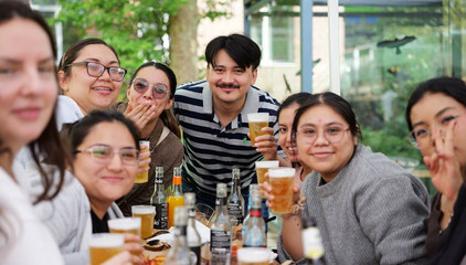 Mehrere Besucherinnen und Besucher prosten mit Bierbechern in den Händen fröhlich in die Kamera beim Albertinen-Sommerfest für die Mitarbeitenden aus den unterschiedlichen Einrichtungen der Immanuel Albertinen Diakonie am Standort Schnelsen auf dem Platz vor der Kirche am Albertinen Krankenhaus. Mehrere Besucherinnen und Besucher prosten mit Bierbechern in den Händen fröhlich in die Kamera beim Albertinen-Sommerfest für die Mitarbeitenden aus den unterschiedlichen Einrichtungen der Immanuel Albertinen Diakonie am Standort Schnelsen auf dem Platz vor der Kirche am Albertinen Krankenhaus.