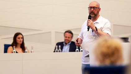 Oberarzt Malte Diederichs bei seinem Vortrag vor der Hauptbühne im Sitzungssaal des Rathaus Norderstedt beim 1. Norderstedter Gelenktag für Betroffene und Interessierte zum Thema Arthrose. Oberarzt Malte Diederichs bei seinem Vortrag vor der Hauptbühne im Sitzungssaal des Rathaus Norderstedt beim 1. Norderstedter Gelenktag für Betroffene und Interessierte zum Thema Arthrose.