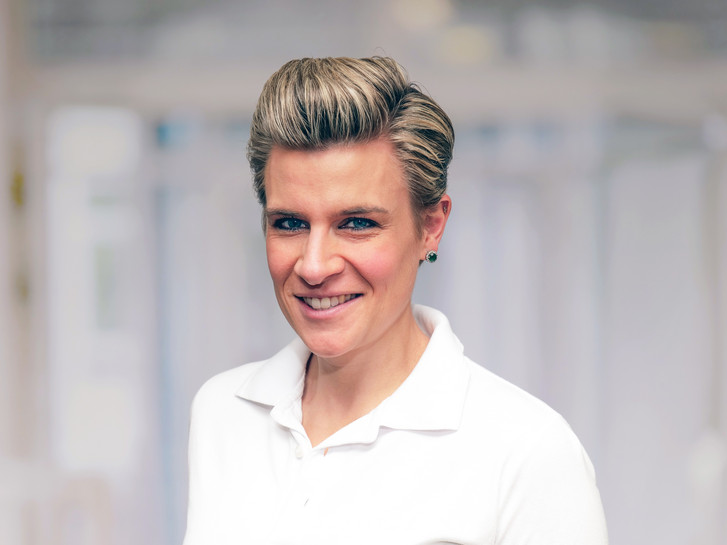 Portraitfoto Dr. med. Julia Reinke, Sektionsleiterin Endoprothetik und Leitende Oberärztin, Klinik für Orthopädie und Unfallchirurgie, Albertinen Krankenhaus, Hamburg