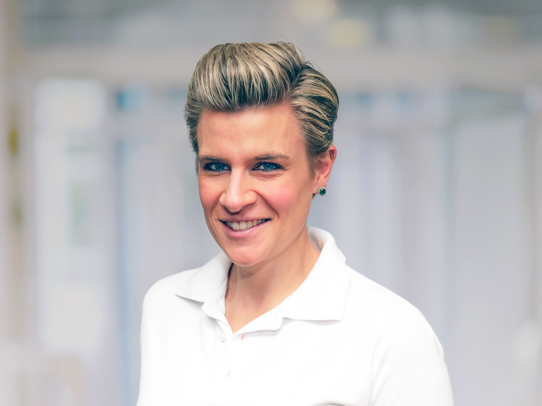 Portraitfoto Dr. Julia M. Reinke, Sektionsleiterin Endoprothetik, Klinik für Orthopädie und Unfallchirurgie im Albertinen Krankenhaus in Hamburg-Schnelsen Portraitfoto Dr. Julia M. Reinke, Sektionsleiterin Endoprothetik, Klinik für Orthopädie und Unfallchirurgie im Albertinen Krankenhaus in Hamburg-Schnelsen