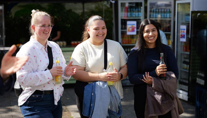 Drei Besucherinnen stehen fröhlich zusammen beim Albertinen-Sommerfest für die Mitarbeitenden aus den unterschiedlichen Einrichtungen der Immanuel Albertinen Diakonie am Standort Schnelsen auf dem Platz vor der Kirche am Albertinen Krankenhaus. Drei Besucherinnen stehen fröhlich zusammen beim Albertinen-Sommerfest für die Mitarbeitenden aus den unterschiedlichen Einrichtungen der Immanuel Albertinen Diakonie am Standort Schnelsen auf dem Platz vor der Kirche am Albertinen Krankenhaus.