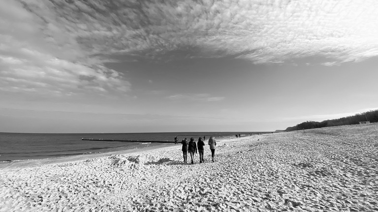 Impuls zum neuen Jahr von Susan Jose, Seelsorgerin im Albertinen Haus und im Albertinen Zentrum für Altersmedizin Hamburg, Personen gehen am Strand spazieren Impuls zum neuen Jahr von Susan Jose, Seelsorgerin im Albertinen Haus und im Albertinen Zentrum für Altersmedizin Hamburg, Personen gehen am Strand spazieren