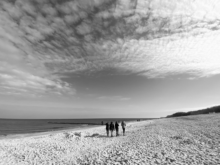 Impuls zum neuen Jahr von Susan Jose, Seelsorgerin im Albertinen Haus und im Albertinen Zentrum für Altersmedizin Hamburg, Personen gehen am Strand spazieren Impuls zum neuen Jahr von Susan Jose, Seelsorgerin im Albertinen Haus und im Albertinen Zentrum für Altersmedizin Hamburg, Personen gehen am Strand spazieren