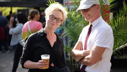 Eine Besucherin mit einem Kaltgetränk im Gespräch mit Ralf Zastrau beim Albertinen-Sommerfest für die Mitarbeitenden aus den unterschiedlichen Einrichtungen der Immanuel Albertinen Diakonie am Standort Schnelsen auf dem Platz vor der Kirche am Albertinen Krankenhaus. Eine Besucherin mit einem Kaltgetränk im Gespräch mit Ralf Zastrau beim Albertinen-Sommerfest für die Mitarbeitenden aus den unterschiedlichen Einrichtungen der Immanuel Albertinen Diakonie am Standort Schnelsen auf dem Platz vor der Kirche am Albertinen Krankenhaus.