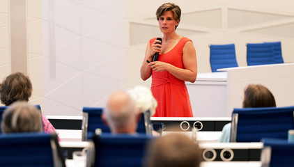 Dr. Julia Reinke, Leiterin des Endoprothetikzentrums in der Klinik für Unfallchirurgie und Orthopädie, steht mit einem Mikrofon vor den besetzten Stuhlreihen und hält einen Vortrag beim 1. Norderstedter Gelenktag für Betroffene und Interessierte zum Thema Arthrose im Rathaus Norderstedt. Dr. Julia Reinke, Leiterin des Endoprothetikzentrums in der Klinik für Unfallchirurgie und Orthopädie, steht mit einem Mikrofon vor den besetzten Stuhlreihen und hält einen Vortrag beim 1. Norderstedter Gelenktag für Betroffene und Interessierte zum Thema Arthrose im Rathaus Norderstedt.