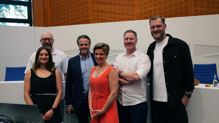 Oberärztin Dr. Linda Havlik, Oberarzt Malte Diederichs, Chefarzt Prof. Dr. Till Orla Klatte, Dr. Julia Reinke, René Skrotzki und Handball-Legende Johannes "Jogi" Bitter (v.l.) beim 1. Norderstedter Gelenktag für Betroffene und Interessierte zum Thema Arthrose im Rathaus Norderstedt. Oberärztin Dr. Linda Havlik, Oberarzt Malte Diederichs, Chefarzt Prof. Dr. Till Orla Klatte, Dr. Julia Reinke, René Skrotzki und Handball-Legende Johannes "Jogi" Bitter (v.l.) beim 1. Norderstedter Gelenktag für Betroffene und Interessierte zum Thema Arthrose im Rathaus Norderstedt.
