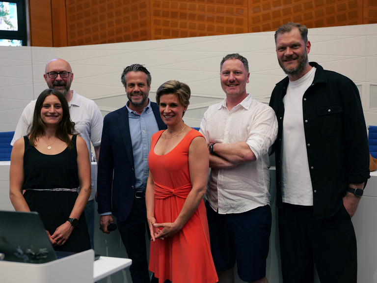 Oberärztin Dr. Linda Havlik, Oberarzt Malte Diederichs, Chefarzt Prof. Dr. Till Orla Klatte, Dr. Julia Reinke, René Skrotzki und Handball-Legende Johannes "Jogi" Bitter (v.l.) beim 1. Norderstedter Gelenktag für Betroffene und Interessierte zum Thema Arthrose im Rathaus Norderstedt. Oberärztin Dr. Linda Havlik, Oberarzt Malte Diederichs, Chefarzt Prof. Dr. Till Orla Klatte, Dr. Julia Reinke, René Skrotzki und Handball-Legende Johannes "Jogi" Bitter (v.l.) beim 1. Norderstedter Gelenktag für Betroffene und Interessierte zum Thema Arthrose im Rathaus Norderstedt.